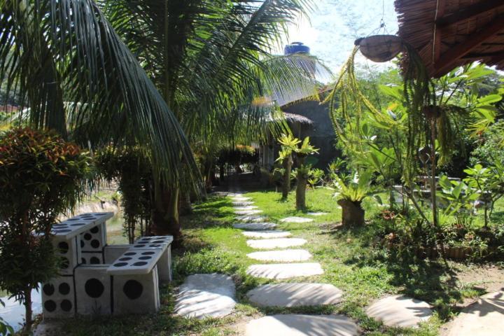 Eco Trekking Lodge, Bar & Jungle Tour'S Bukit Lawang Esterno foto